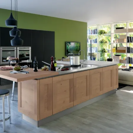 Cucina Moderna Ri flex con penisola in Rovere vecchio e vetro laccato Nero opaco di Veneta Cucine