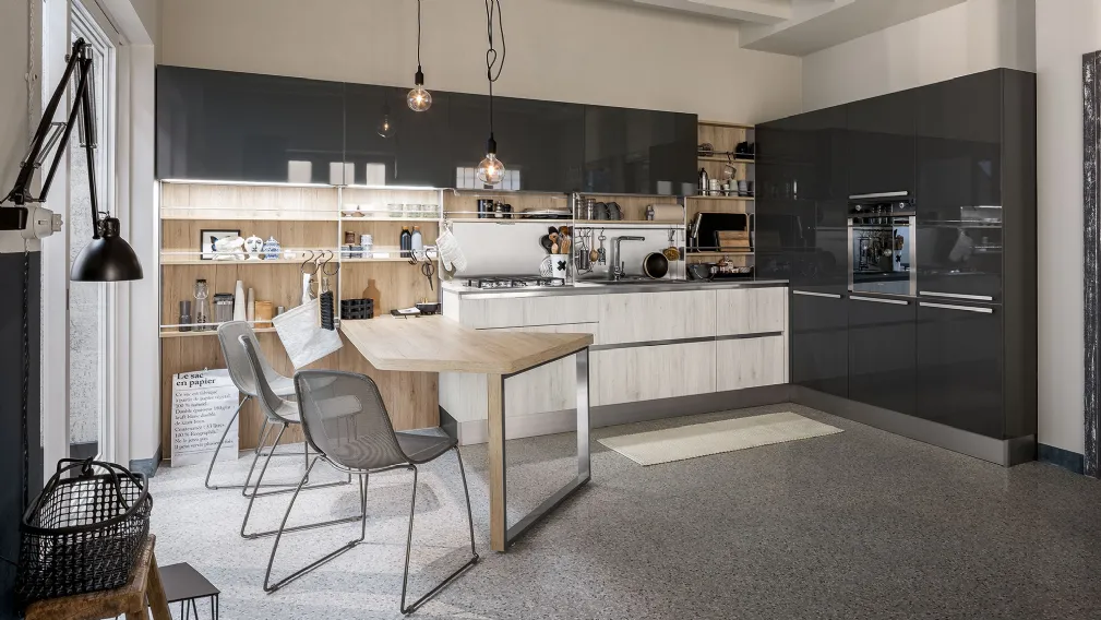 Cucina Moderna Start Time con penisola in finitura Play Rovere chiaro e medio e Grigio Atlantico lucido di Veneta Cucine