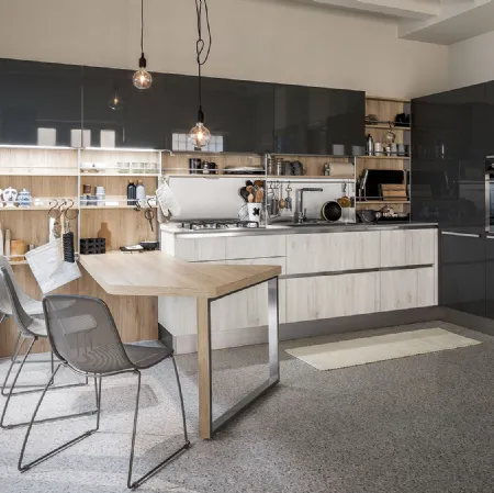 Cucina Moderna Start Time con penisola in finitura Play Rovere chiaro e medio e Grigio Atlantico lucido di Veneta Cucine