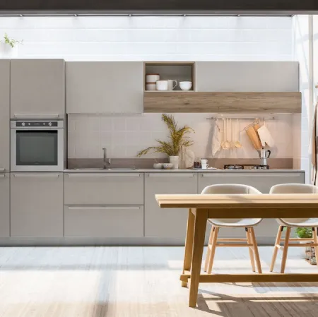 Cucina Moderna Start Time lineare in finitura Graffiato scuro e Play Rovere scuro di Veneta Cucine