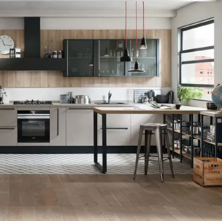 Cucina Moderna Start Time lineare in finitura Graffiato scuro e Play Rovere scuro con pensili in vetro brunito di Veneta Cucine