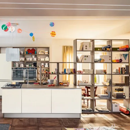 Cucina Moderna con isola Carrera in laccato opaco Lattemiele di Veneta Cucine