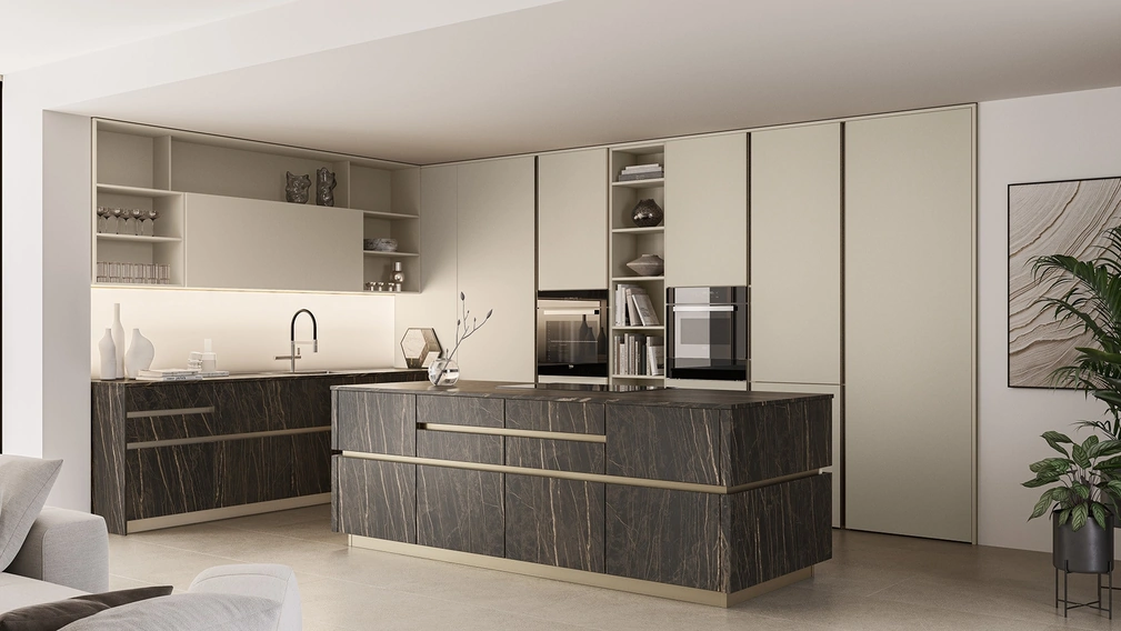 Cucina Moderna con isola Iconica 04 in laccato e ceramica di Veneta Cucine